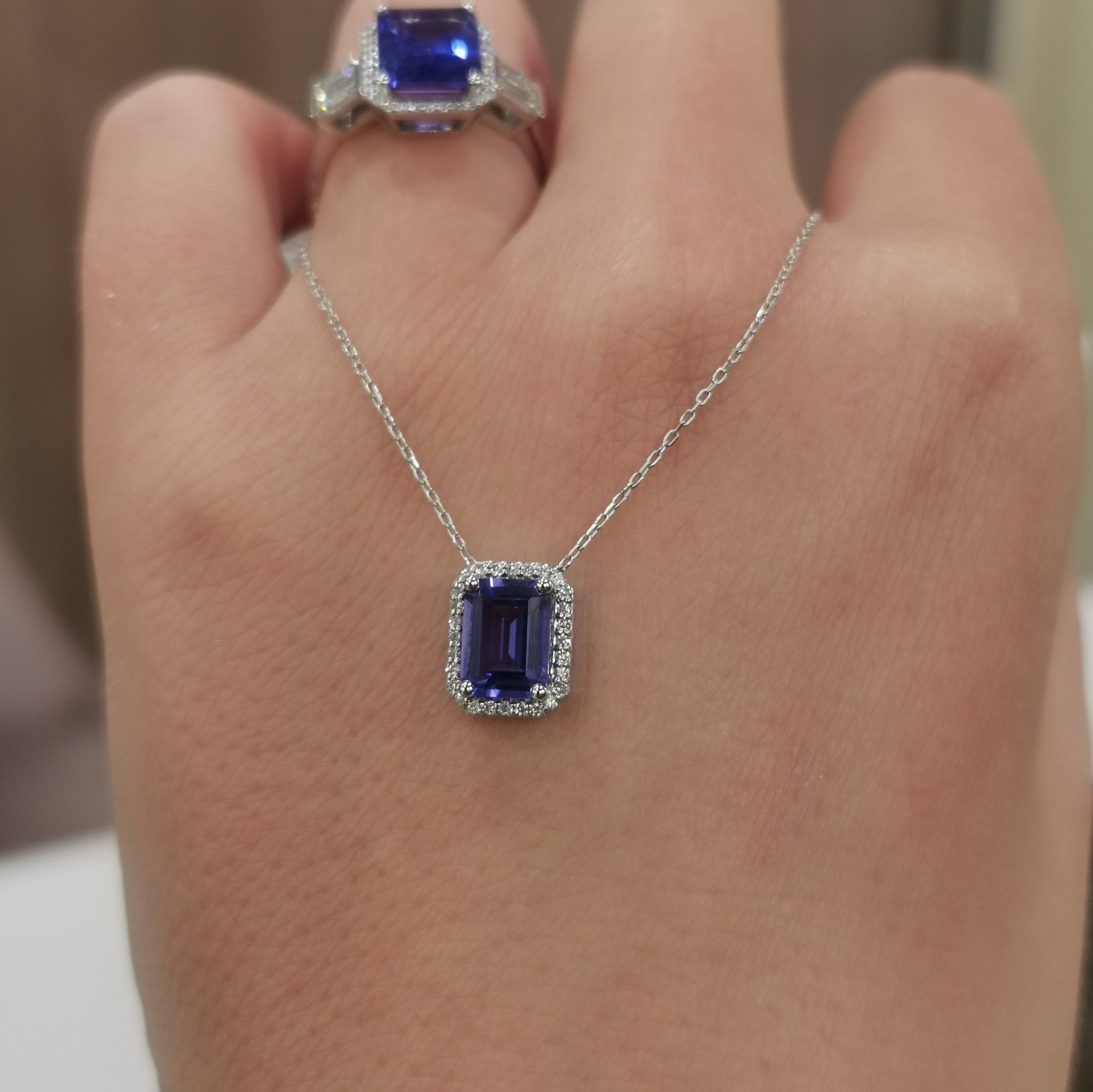 Висулка бяло злато с диаманти и Танзанит 1.66 карата